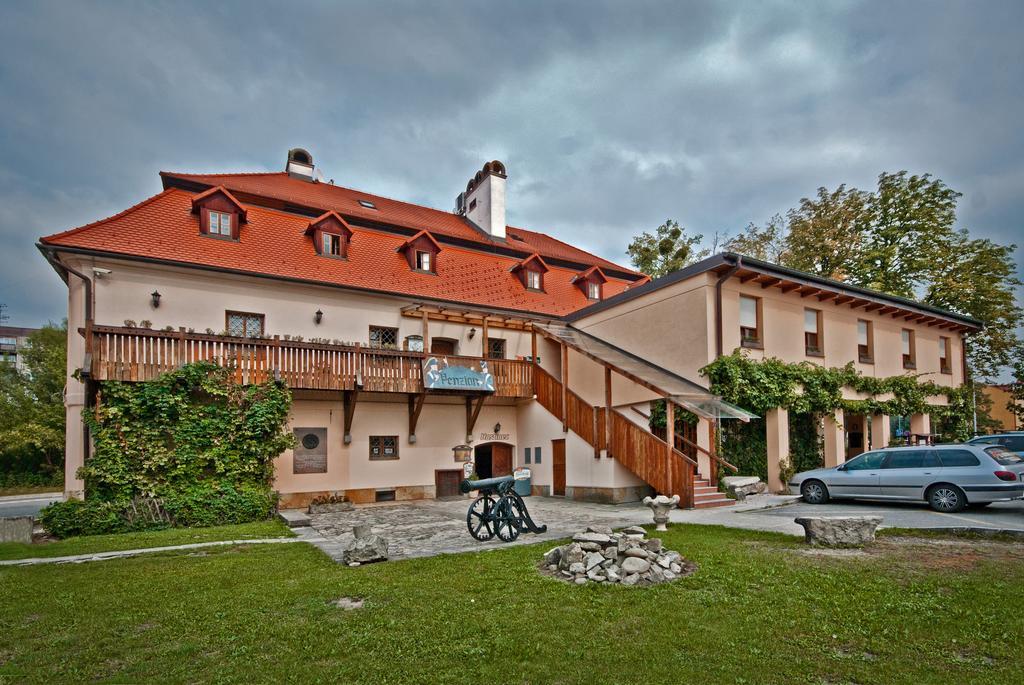 Penzion U Kriveho Psa Frydek-Mistek Exterior photo